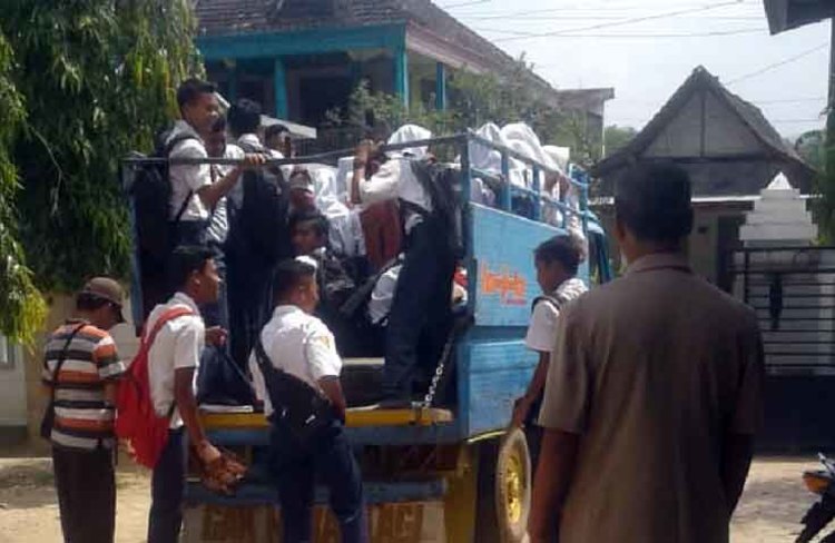 660 Koleksi Gambar Anak Sekolah Naik Truk Gratis Terbaru
