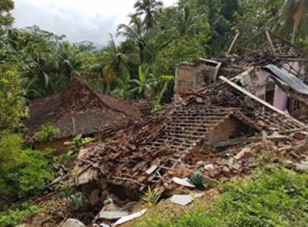 rumah yang hancur berat di Dusun Ciwalan, Desa Ponggok, Kecamatan Pacitan dan harus direlokasi ke tempat yang lebih aman/Badan Geologi