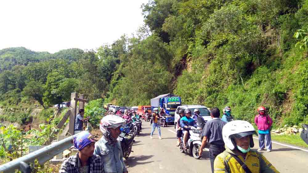 Arus lalu lintas di jalur Pacitan-Ponorogo terganggu karena longsor