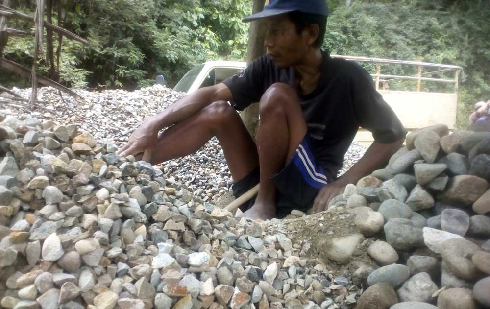 Manto, Dusun Kedunggrombyang, Desa Kedungbendo, telah menekuni profesi ini selama puluhan tahun/Sigit Dedy Wijaya