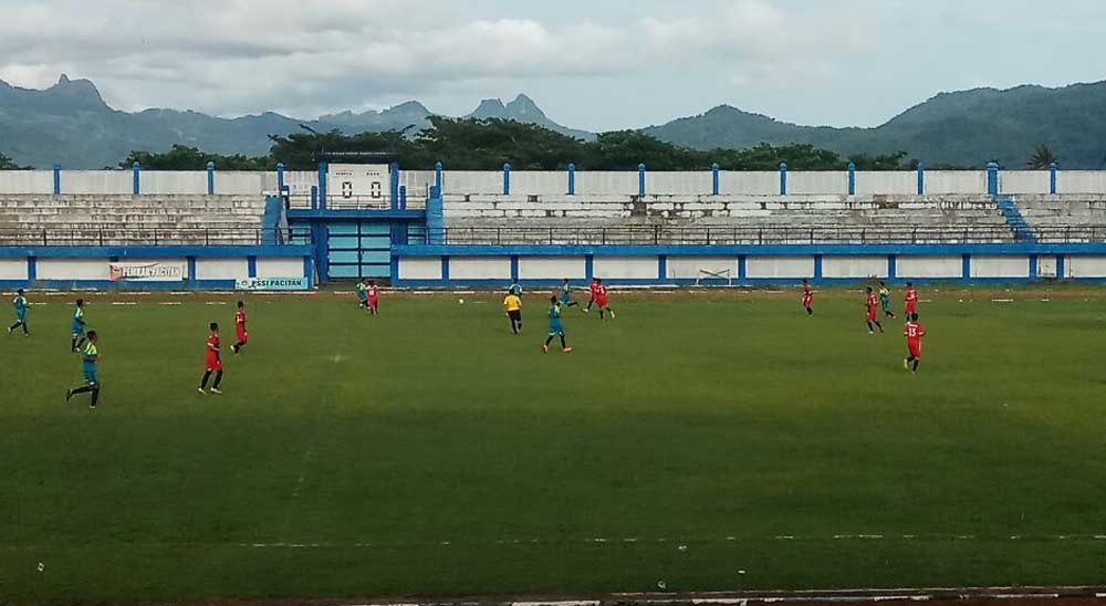 Gempur Purwoasri (biru) bermain imbang 1-1 melawan PS COBA Bangunsari (merah) (Sumber: Halopacitan/Sigit Dedy Wijaya)