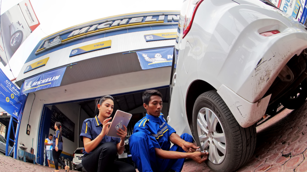 Pengecekan tekanan angin pada ban menjadi bagian dari program Road Safety Michelin