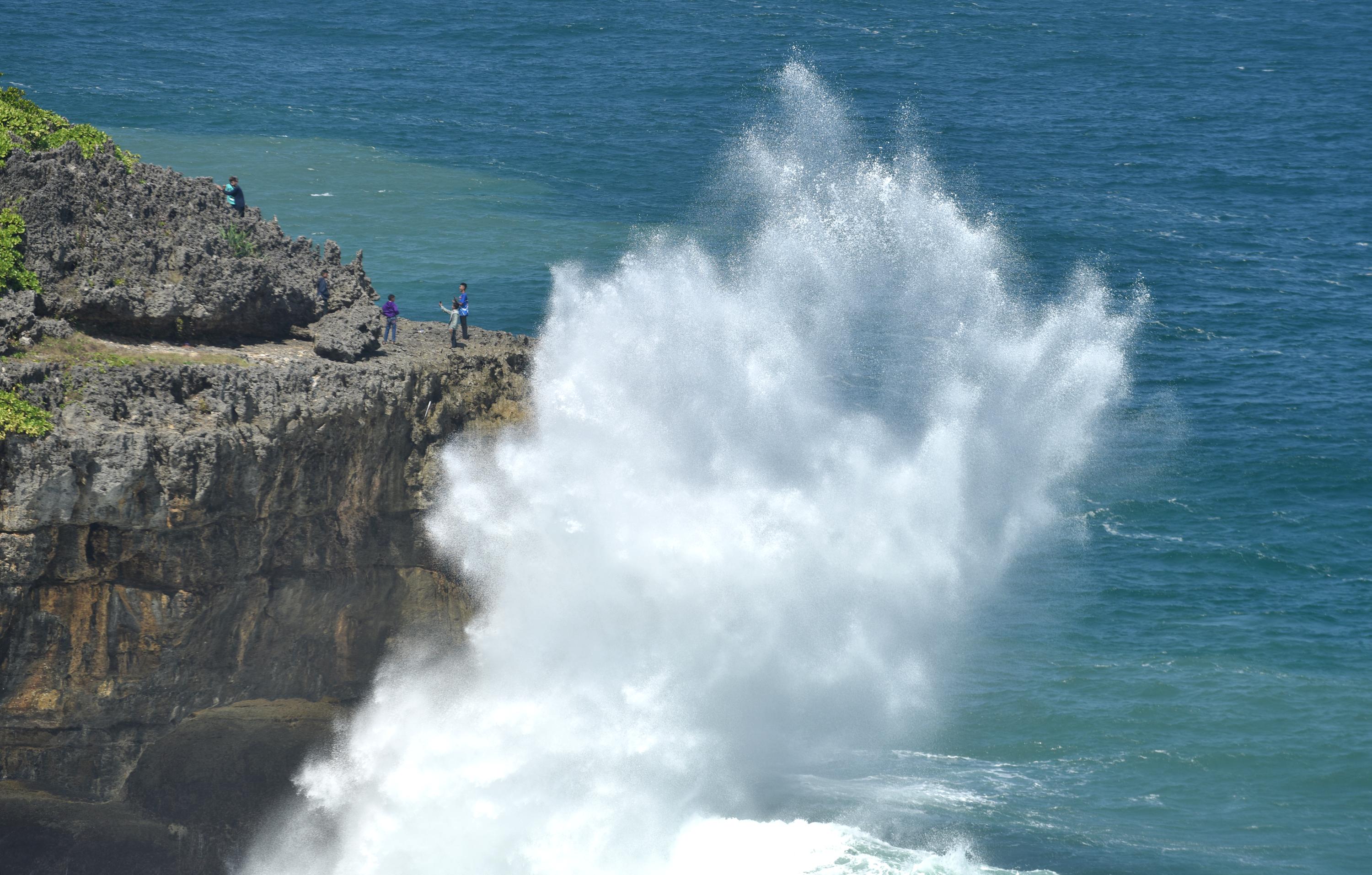 Ombak besar khas pantai selatan
